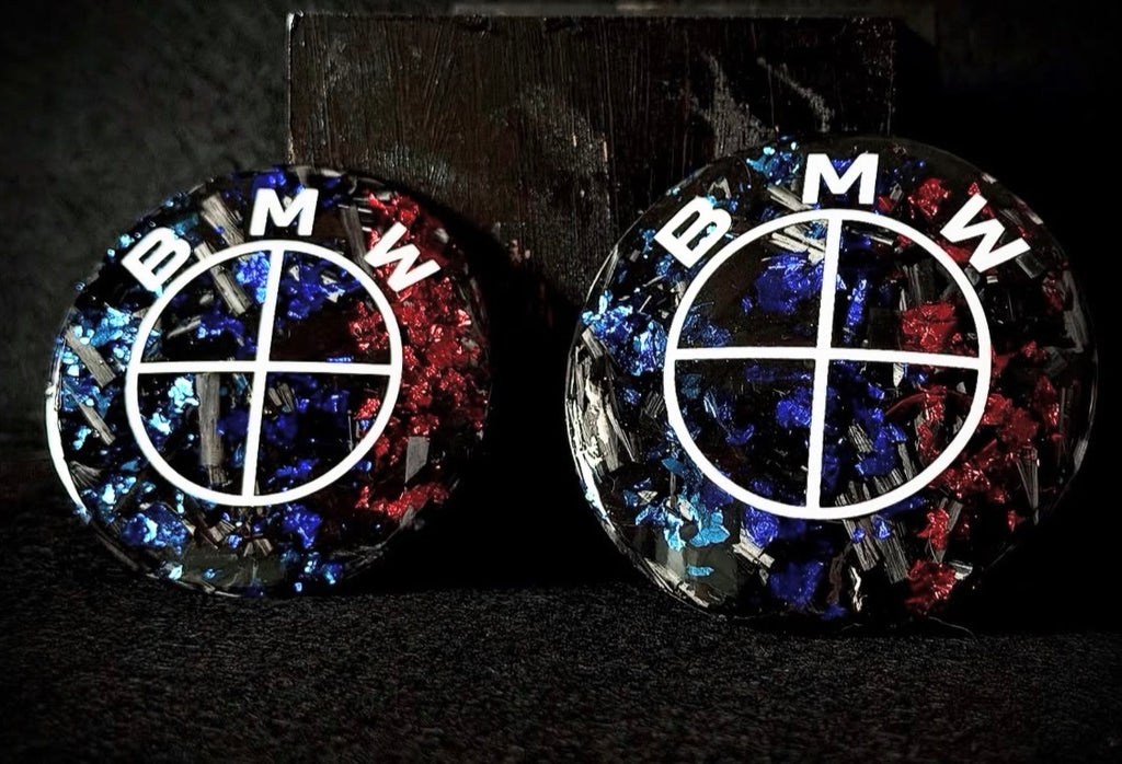 Insignias BMW M delantero y trasero.